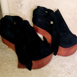 Black heelless shoes